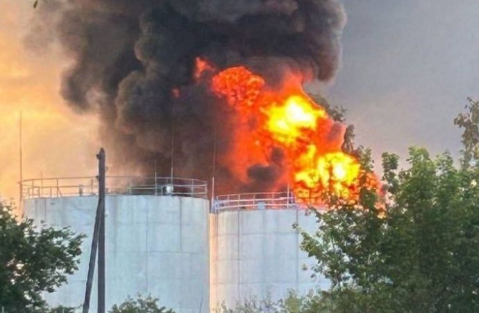 Ukrayna, barış öneren Rusya’nın petrol rafinerilerine saldırdı!