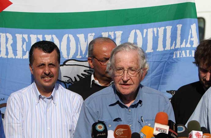 Noam Chomsky konuşma ve yürüme yetisini kaybetti