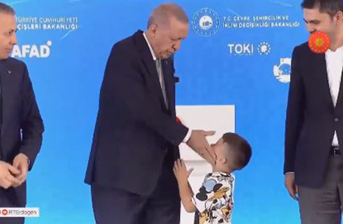 Erdoğan, açılış töreninde çocuğa tokat attı