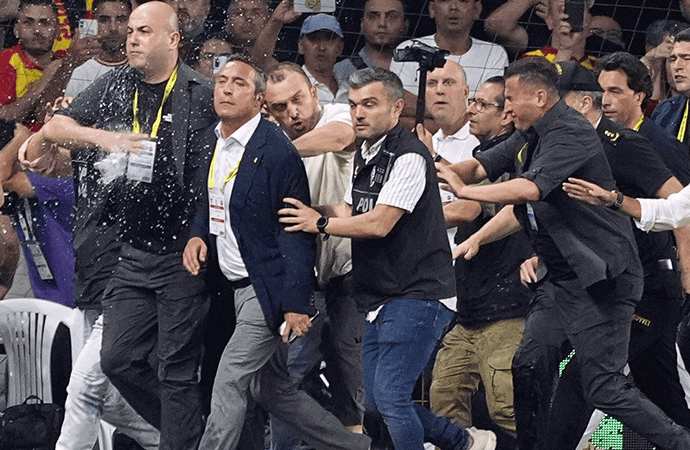 TFF’den sahaya girip saldırıya uğrayan Koç’a yarım milyon ceza