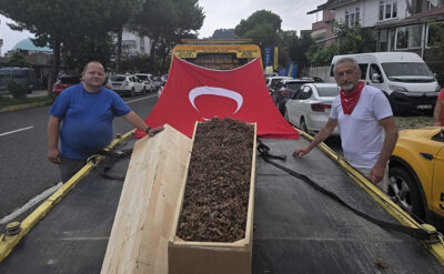 Üretici, tabuta koyduğu fındığın “cenaze”sini kaldırdı!