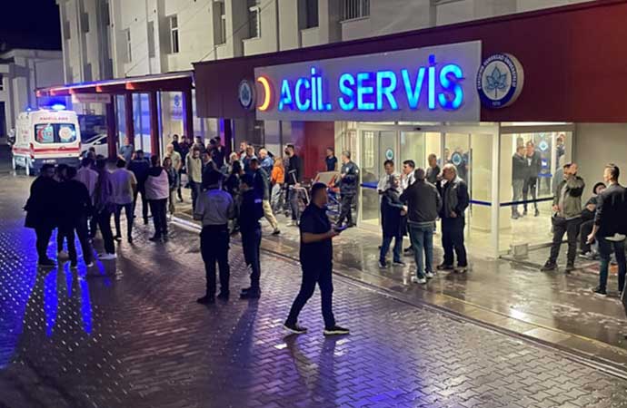 Midibüs ve servis kaza yaptı: Polisler ve işçiler yaralandı