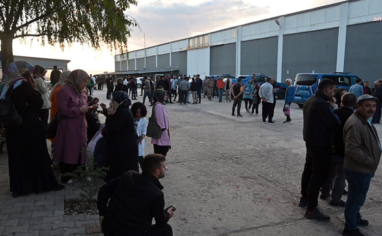 250 işçi, kapatıldığını öğrendikleri fabrikanın önünde haklarını istedi