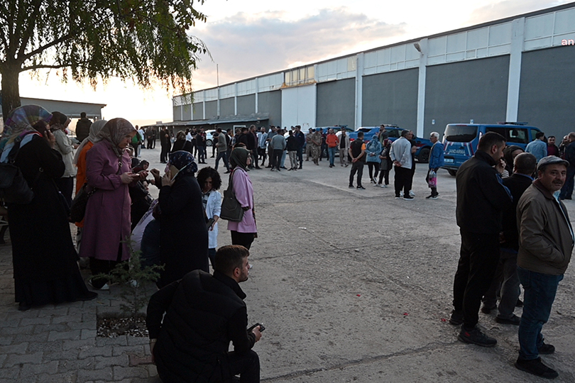 250 işçi, kapatıldığını öğrendikleri fabrikanın önünde haklarını istedi