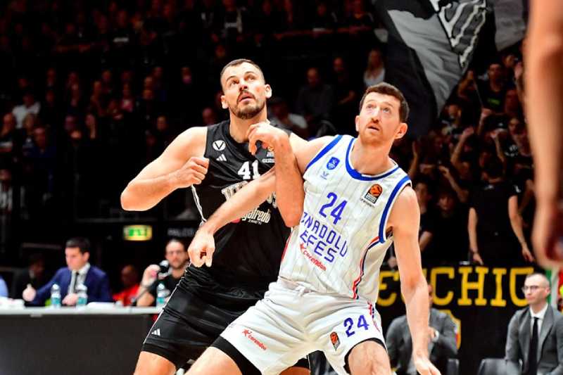 Anadolu Efes, Euroleague’e deplasman galibiyetiyle başladı